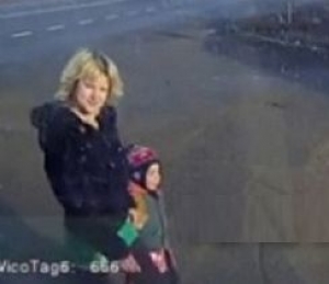 Se prostitueaza de fata cu fetita ei de 4 ani si o lasa se uite: "Ce are?" - VEZI VIDEO