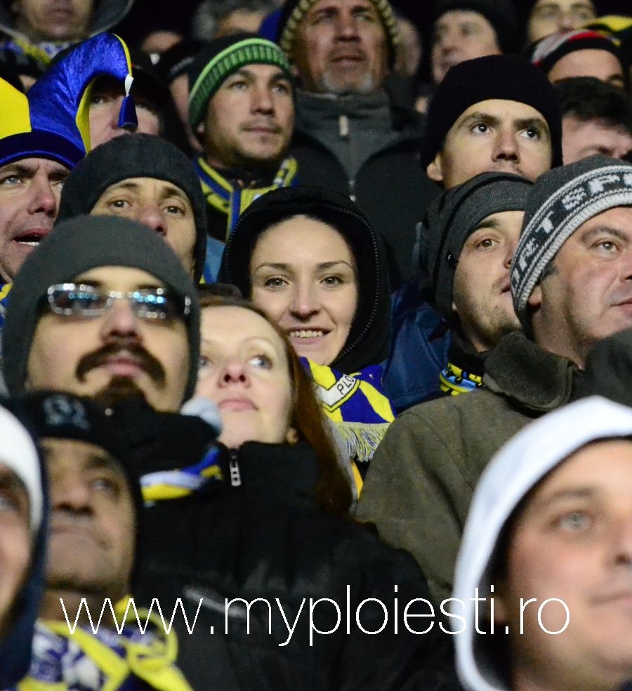 Fetele care tin cu Petrolul - GALERIE FOTO nr.7