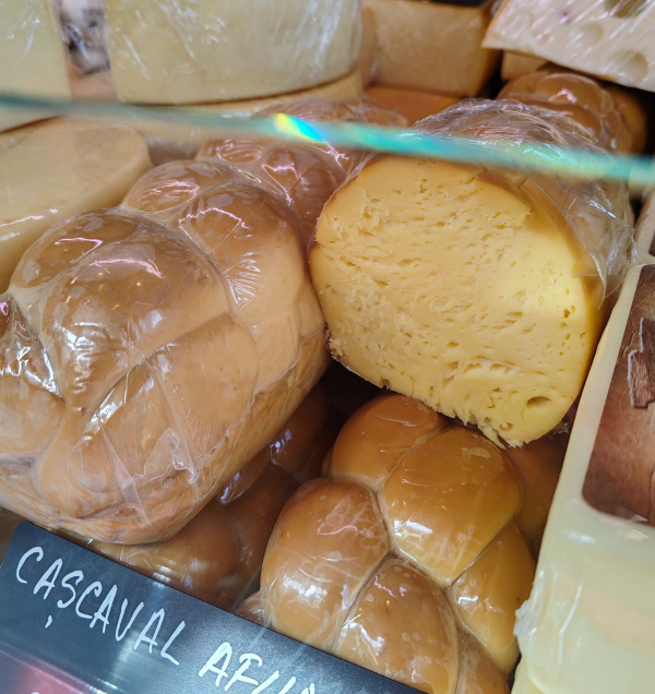 Cum alegi cașcavalul perfect, via "Traditional Sibian" / "Alimentara Cina Sibiană"
